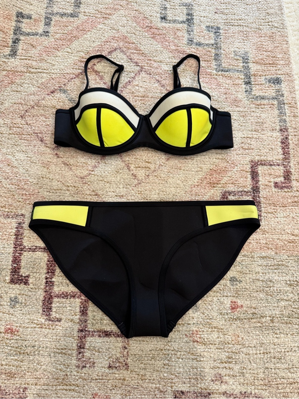 Multiple swimsuits - Picture 6 of 10